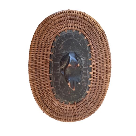 Indonesian Lombok woven reed grass basket trinket box with carved frog lid. - Picture 4 of 9